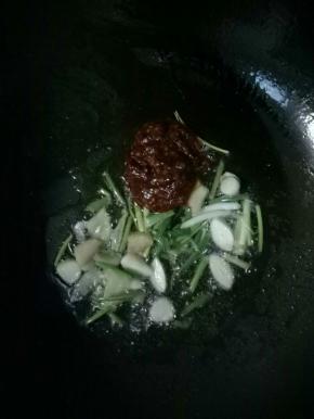加入八角，桂皮一片，香叶2片，郫县豆瓣酱1茶匙，炒出红油