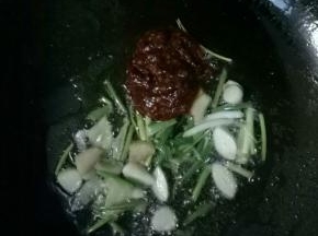 加入八角，桂皮一片，香叶2片，郫县豆瓣酱1茶匙，炒出红油