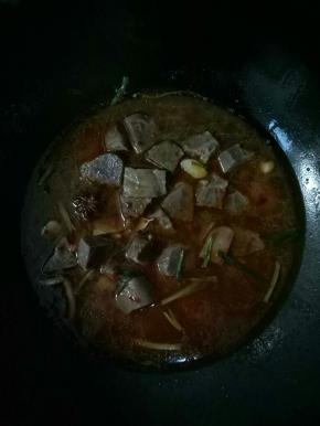 倒入牛肉，加入料酒2茶匙，生抽1茶匙，冰糖2大块，再加入清水，水的用量淹没牛肉即可，大火烧开，中小火焖一个半小时左右