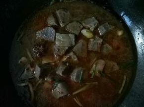 倒入牛肉，加入料酒2茶匙，生抽1茶匙，冰糖2大块，再加入清水，水的用量淹没牛肉即可，大火烧开，中小火焖一个半小时左右