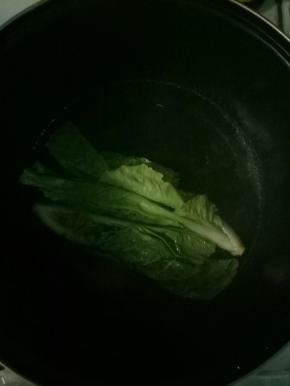 亲煮锅烧开水，加一点食用油，盐，把青菜，香菇焯水备用