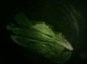 亲煮锅烧开水，加一点食用油，盐，把青菜，香菇焯水备用