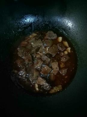 等汤水变粘稠，牛肉烧烂，加入鸡精即可