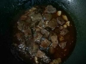 等汤水变粘稠，牛肉烧烂，加入鸡精即可