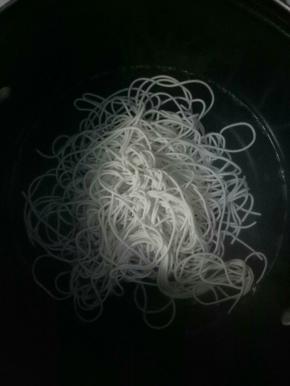 面条煮熟，捞出