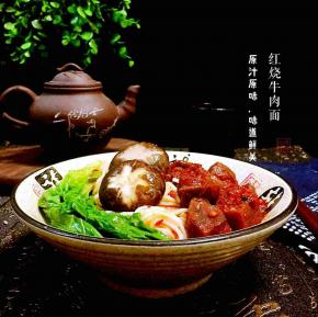 上面放上牛肉，香菇，青菜，倒入牛肉汤即可