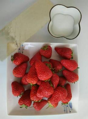 准备好材料，草莓洗淋干水分备用