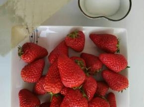 准备好材料，草莓洗淋干水分备用