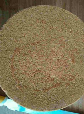 戚风蛋糕胚稍微修剪一下，能轻松放入8寸模具即可