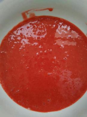 草莓用料理机加入糖打成泥，用勺子挖出两勺做镜面用