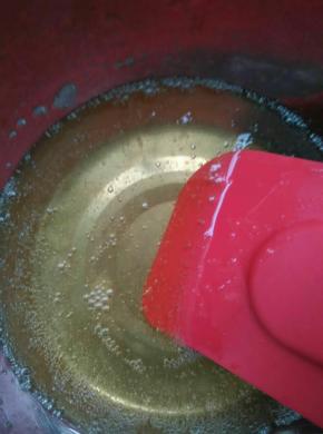 泡好的吉利丁片隔热水融化