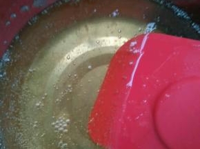 泡好的吉利丁片隔热水融化