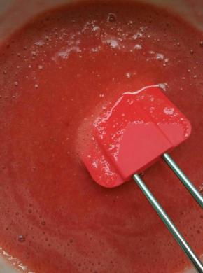 溶化好的吉利丁液，不烫手时倒入草莓泥中快速搅拌均匀