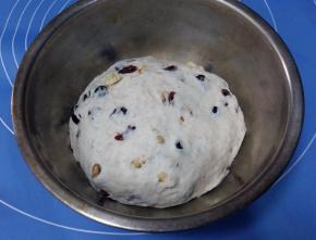 除黄油外的所有材料放入面包机中，揉至面团光滑。加和黄油揉至扩展阶段（能抻出透明不是很结实的膜，洞口呈锯齿状）。面团放入容器内，盖上保鲜膜，进行发酵。