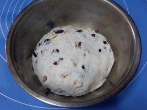 除黄油外的所有材料放入面包机中，揉至面团光滑。加和黄油揉至扩展阶段（能抻出透明不是很结实的膜，洞口呈锯齿状）。面团放入容器内，盖上保鲜膜，进行发酵。