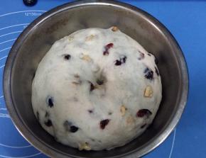 面团发酵至两倍大，用手在面团上戳个洞，洞口不回缩，发酵完成。如立刻恢复原状，则继续发酵。