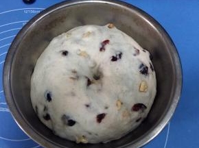 面团发酵至两倍大，用手在面团上戳个洞，洞口不回缩，发酵完成。如立刻恢复原状，则继续发酵。