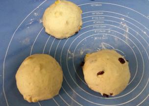 发酵完成的面团排气，分成三等份，分别滚圆。松驰二十分钟。