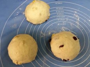 发酵完成的面团排气，分成三等份，分别滚圆。松驰二十分钟。