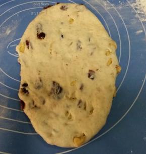 取松驰好的面团，擀成椭圆形。