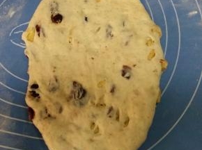 取松驰好的面团，擀成椭圆形。