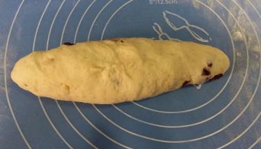 翻面，由上至下卷起，捏紧收口，整成橄榄形。