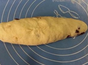 翻面，由上至下卷起，捏紧收口，整成橄榄形。