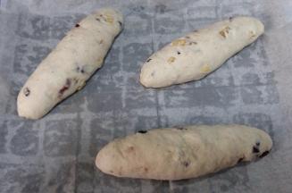 放烤盘上，盖上保鲜膜，进行二次发酵。