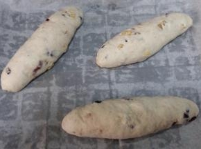 放烤盘上，盖上保鲜膜，进行二次发酵。