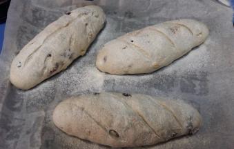 面团发至原体积两倍大，用手轻按面团表面，能缓慢回弹，发酵完成。表面撒高粉，用锋利的小刀在表面割口。