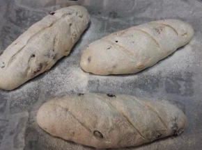 面团发至原体积两倍大，用手轻按面团表面，能缓慢回弹，发酵完成。表面撒高粉，用锋利的小刀在表面割口。