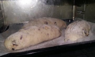 烤箱预热180度，中下层，烤25分钟。温度和时间请根据自家烤箱灵活掌握，我的仅做参考。