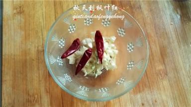蒸制的同时准备蘸汁：将大蒜捣碎，放上红干椒。