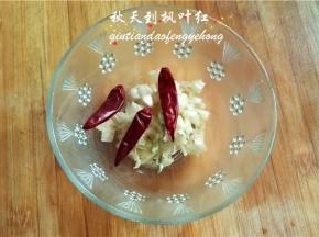 蒸制的同时准备蘸汁：将大蒜捣碎，放上红干椒。