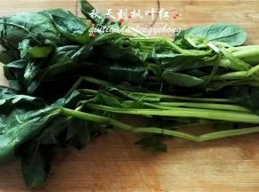 准备菠菜。