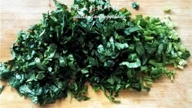 将菠菜清洗干净切碎备用。