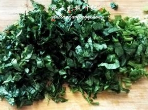 将菠菜清洗干净切碎备用。