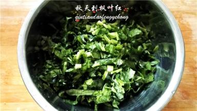 切好的菠菜放入盆中。