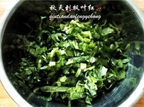 切好的菠菜放入盆中。