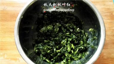 用手揉搓至菠菜柔软，出汁。