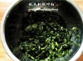 用手揉搓至菠菜柔软，出汁。