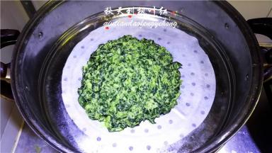 蒸锅加水，放上屉布，将搅好的面糊放入，用手抹平整些。大火蒸20分钟。