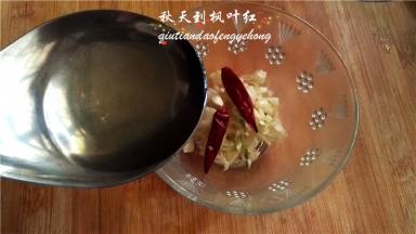 锅中油烧热，将热油浇上。