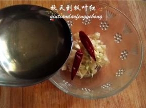 锅中油烧热，将热油浇上。