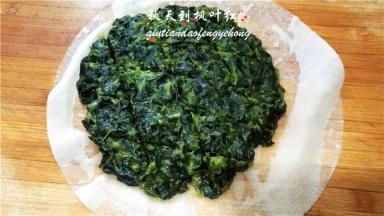 晾凉的菠菜疙瘩切菱形块。