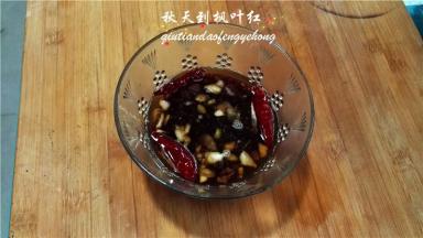 加香醋、生抽、盐、香油即可。