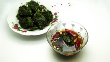 将切成菱形块的菜疙瘩装入盘中，蘸料汁即可食用。