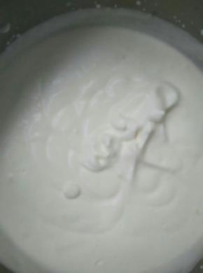 淡奶油低速打发，打发至轻轻提起画8字不消失即可