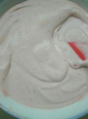 把草莓泥倒入打发好的淡奶油中，搅拌均匀