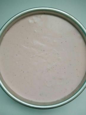 搅拌均匀的奶油糊倒入模具中，送入冰箱冷藏2个小时